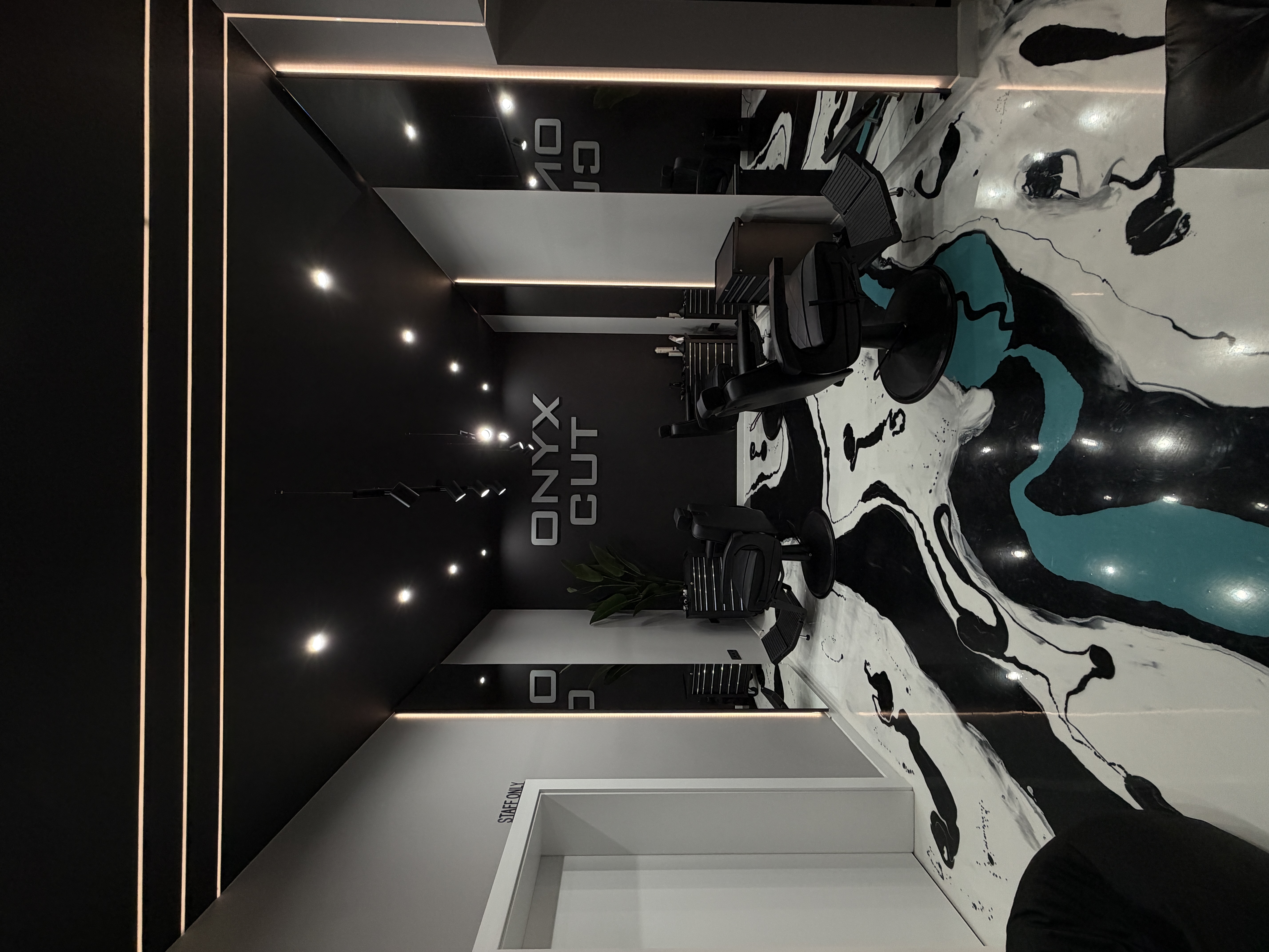 Frizerie moderna Targu Mures - interior ONYX | CUT